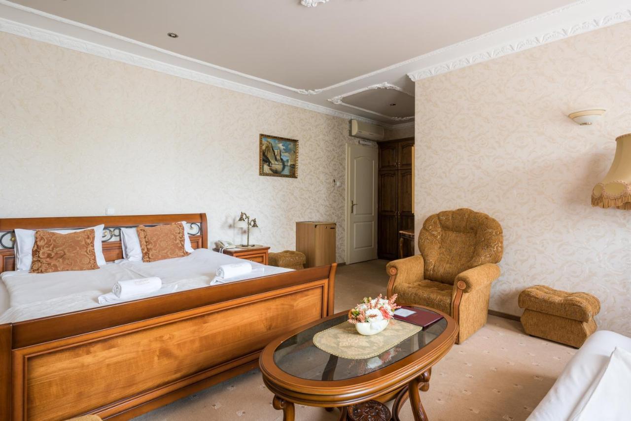 Hotel Bíbic és Tüskevár Étterem és Horgásztó Nyiregyhaza Exterior foto
