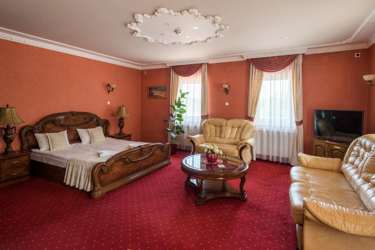 Hotel Bíbic és Tüskevár Étterem és Horgásztó Nyiregyhaza Exterior foto