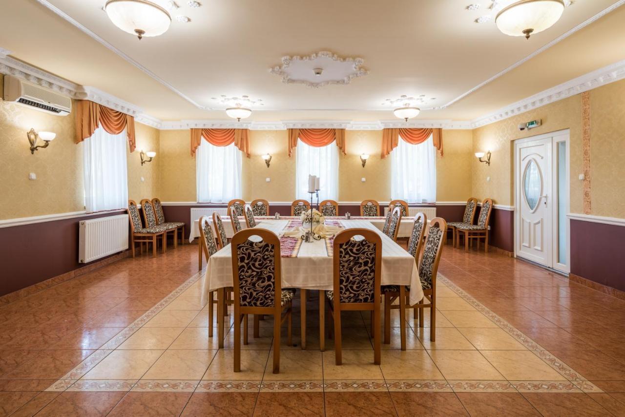 Hotel Bíbic és Tüskevár Étterem és Horgásztó Nyiregyhaza Exterior foto
