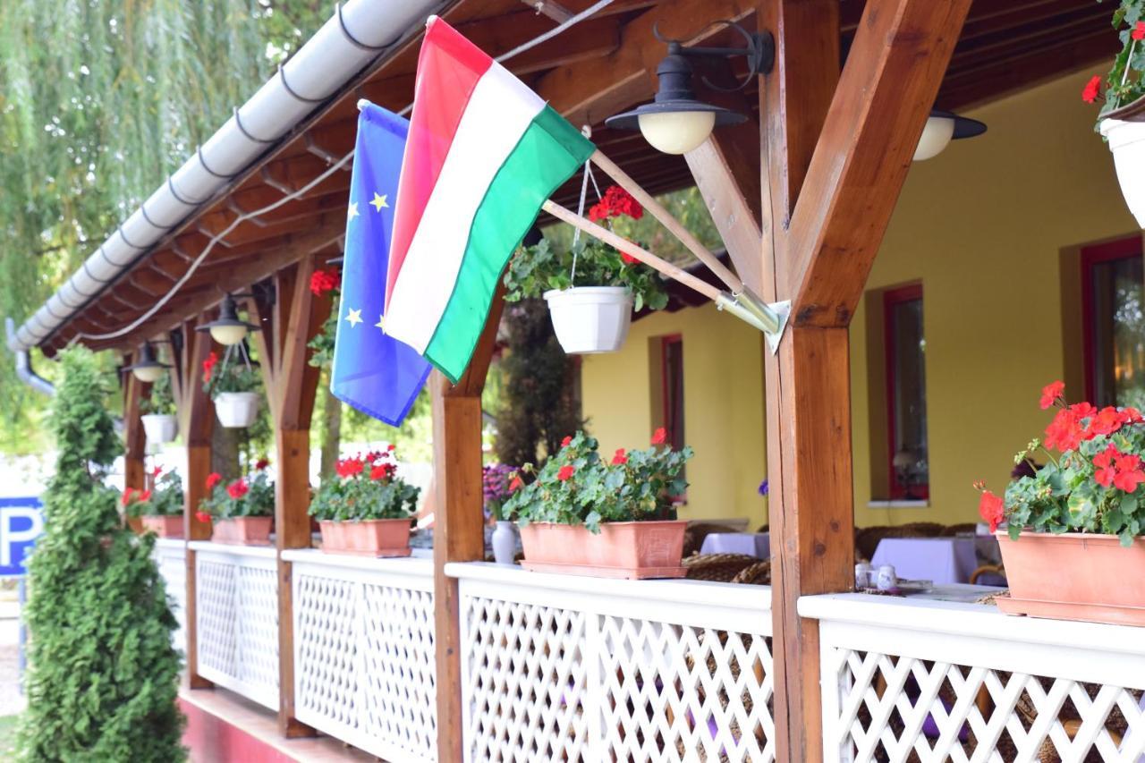 Hotel Bíbic és Tüskevár Étterem és Horgásztó Nyiregyhaza Exterior foto