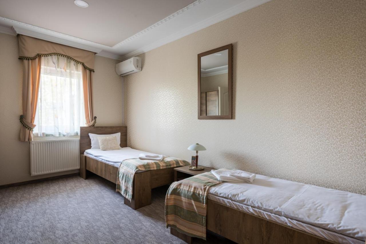 Hotel Bíbic és Tüskevár Étterem és Horgásztó Nyiregyhaza Exterior foto
